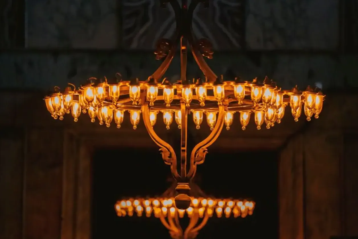 Salon z lampą wiszącą